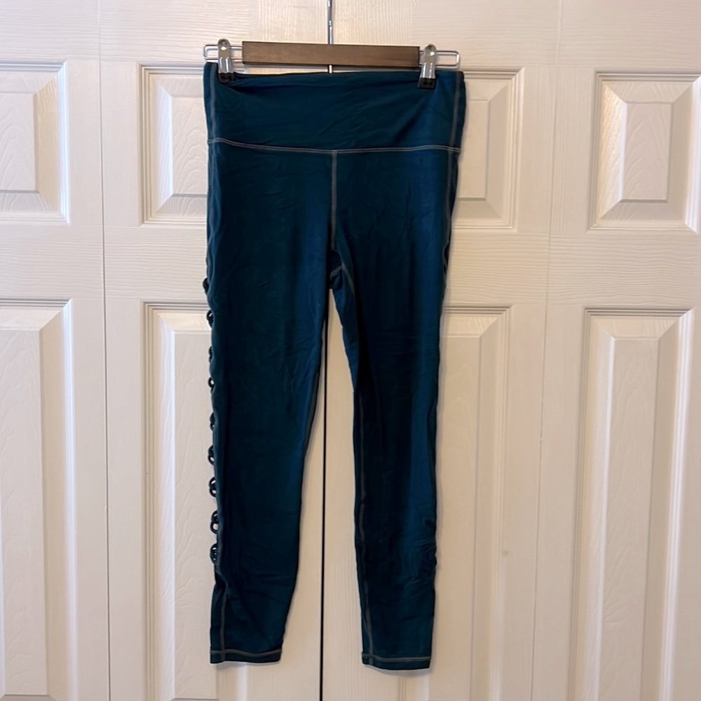 Athleta size small salutation cut-out capris